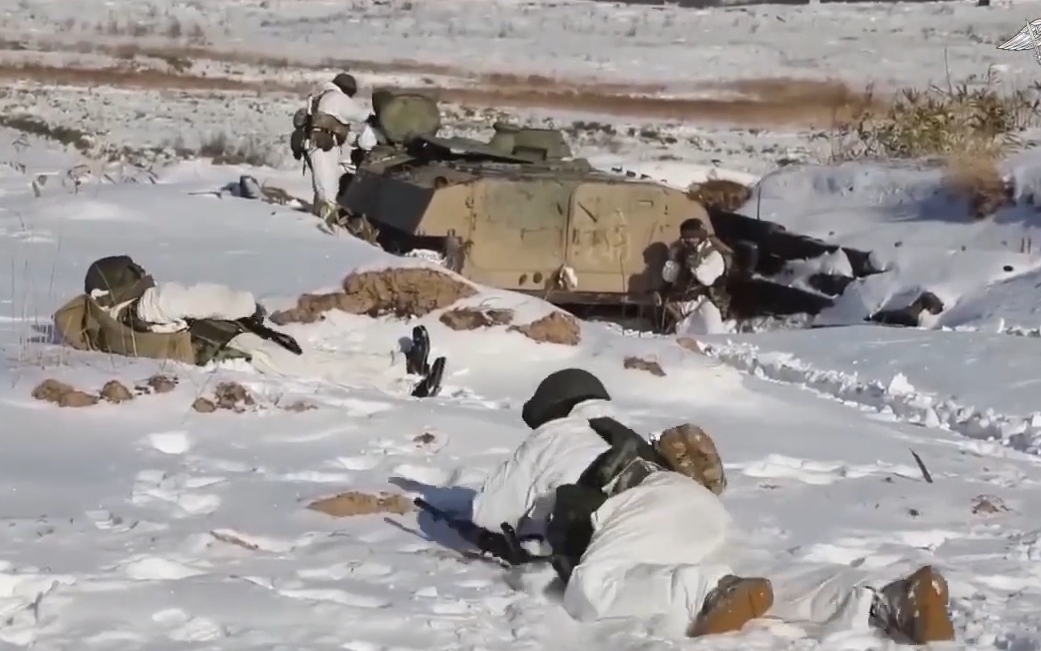 Lính Nga huấn luyện sơ cứu chiến thuật trong tác chiến mùa đông